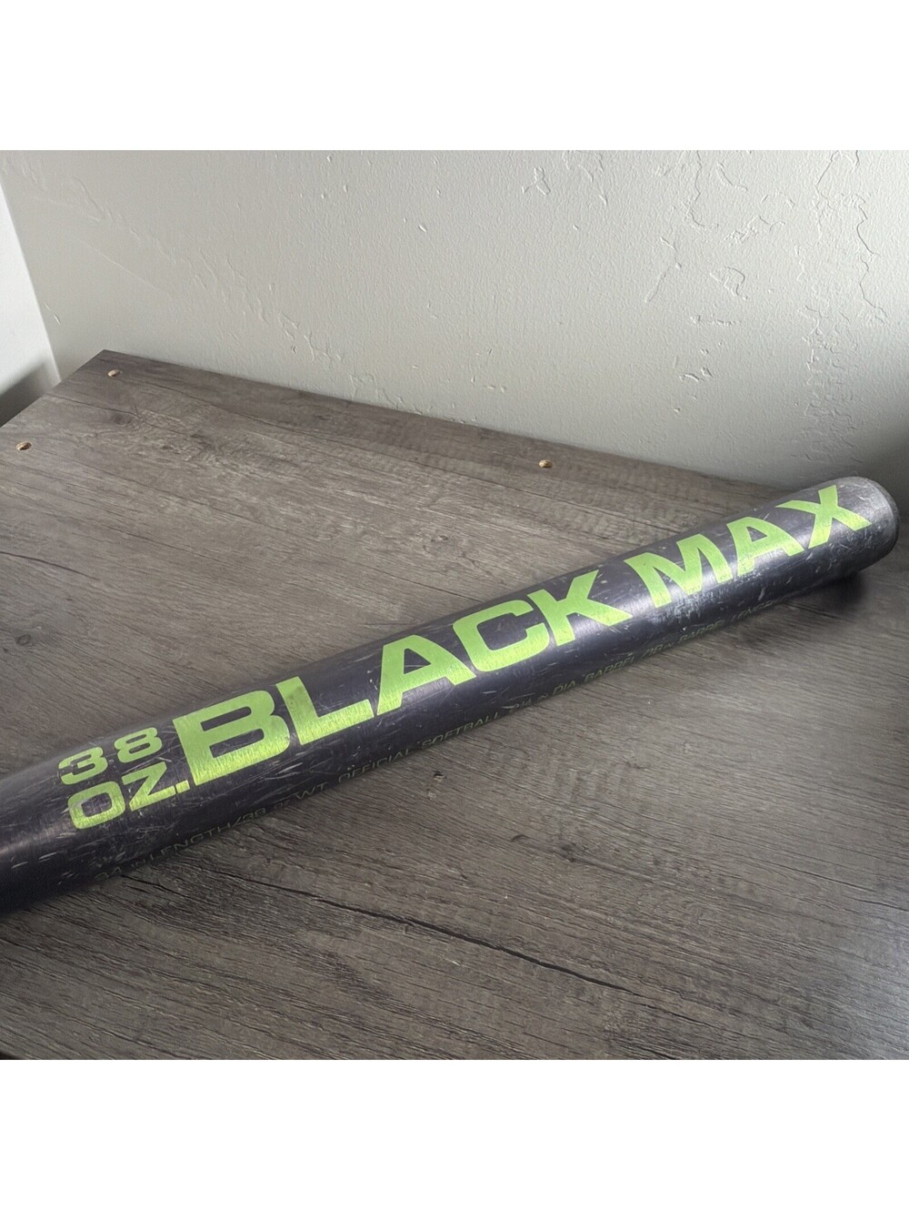 Easton Black Max 34 in 38 oz 2-1/4 Diameter 19 in Barrel Official Softball Bat